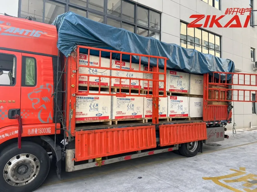 Um caminhão cheio de disjuntores a vácuo montados em poste parte para Guizhou